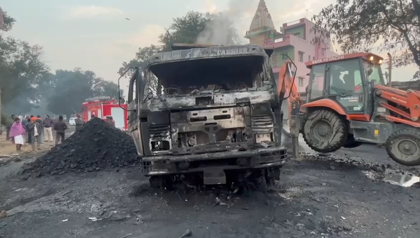 लातेहार में बदमाशों ने दो वाहनों में लगाई आग