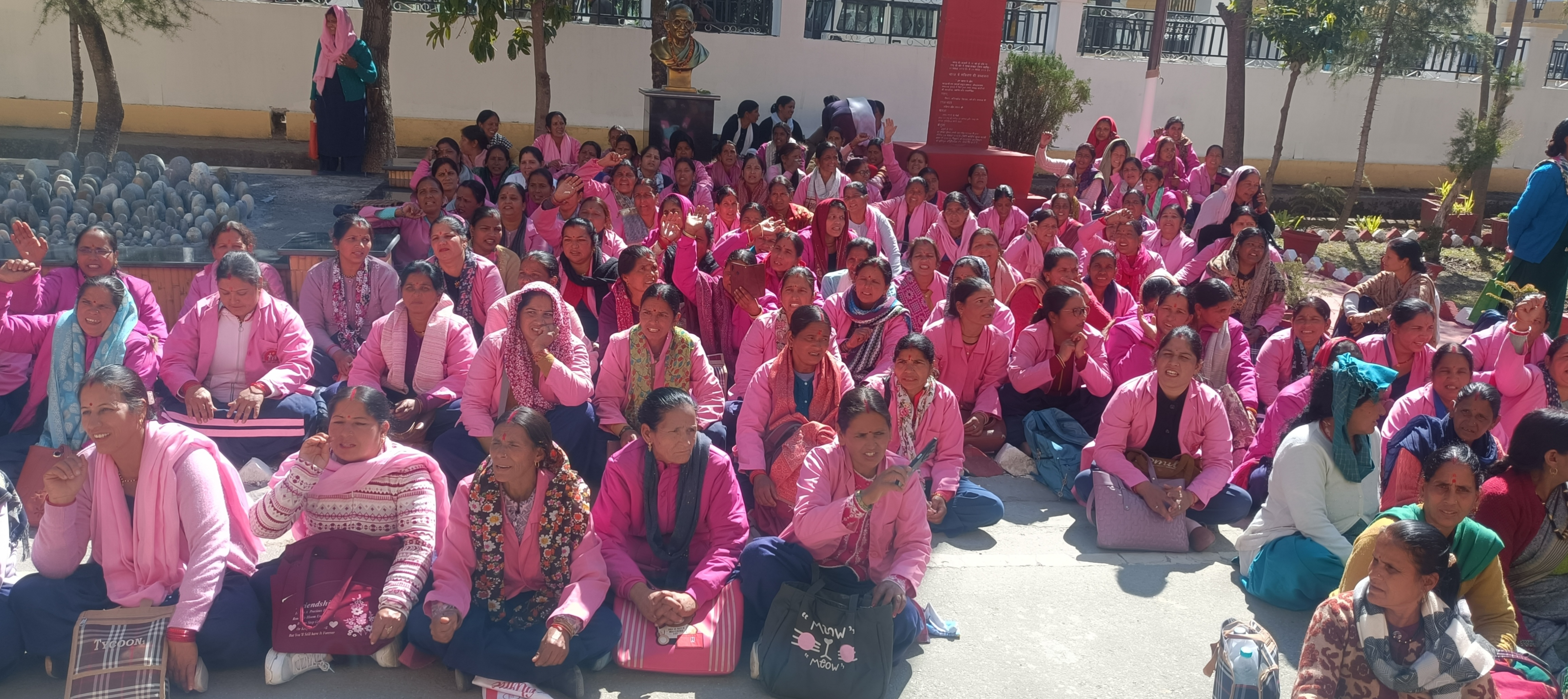 उत्तरकाशी में आशा कार्यकर्ताओं ने भरी हुंकार