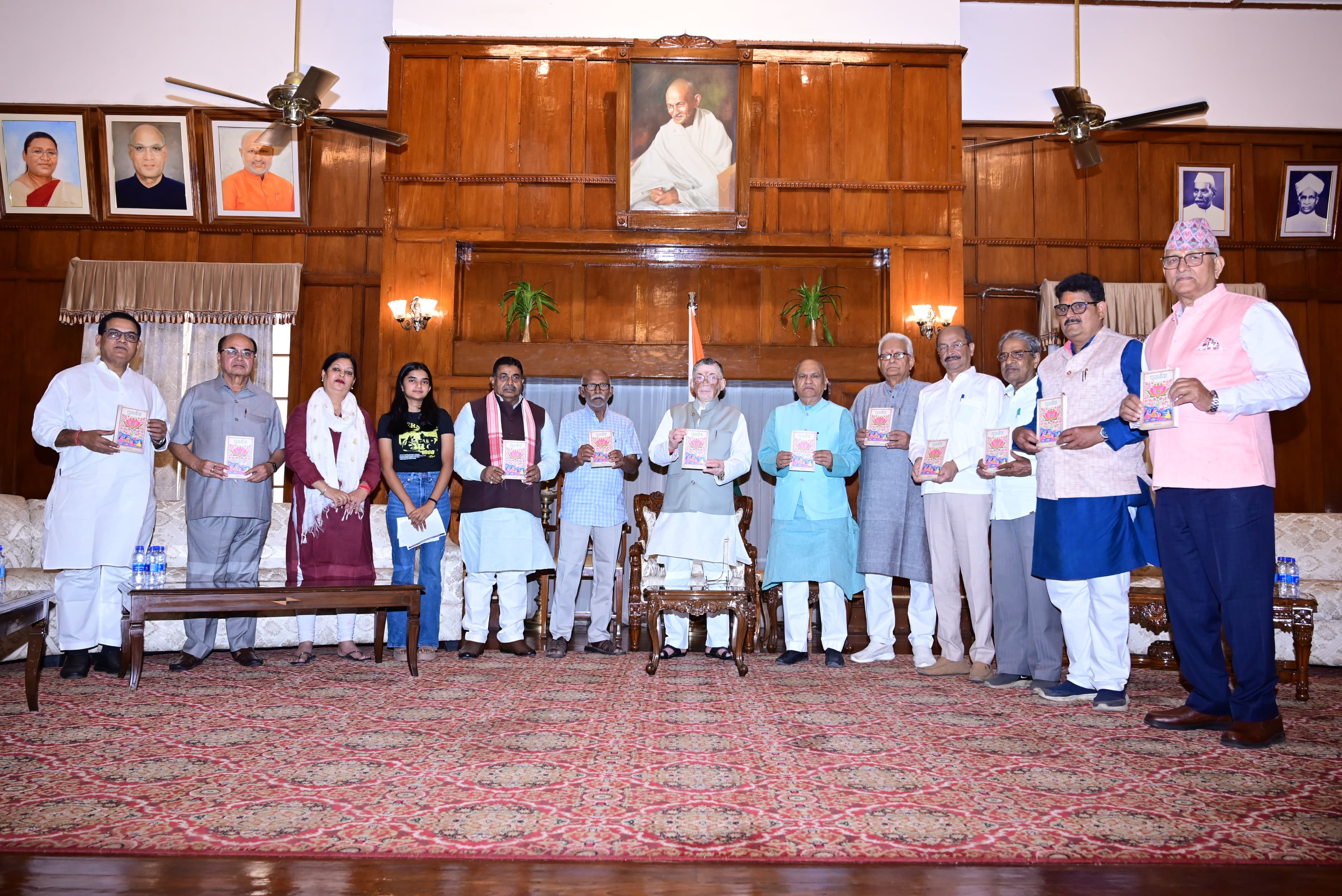 राज्यपाल संतोष गंगवार ने ‘पुनर्नवा’ पुस्तक का किया विमोचन, लेखक को दी शुभकामनाएं