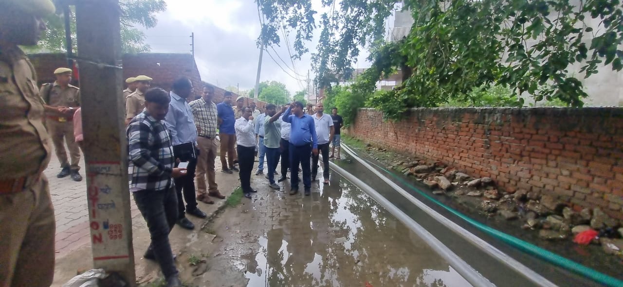 अतिवृष्टि से जलभराव का मंडलायुक्त और जिलाधिकारी ने किया निरीक्षण, दिए निर्देश