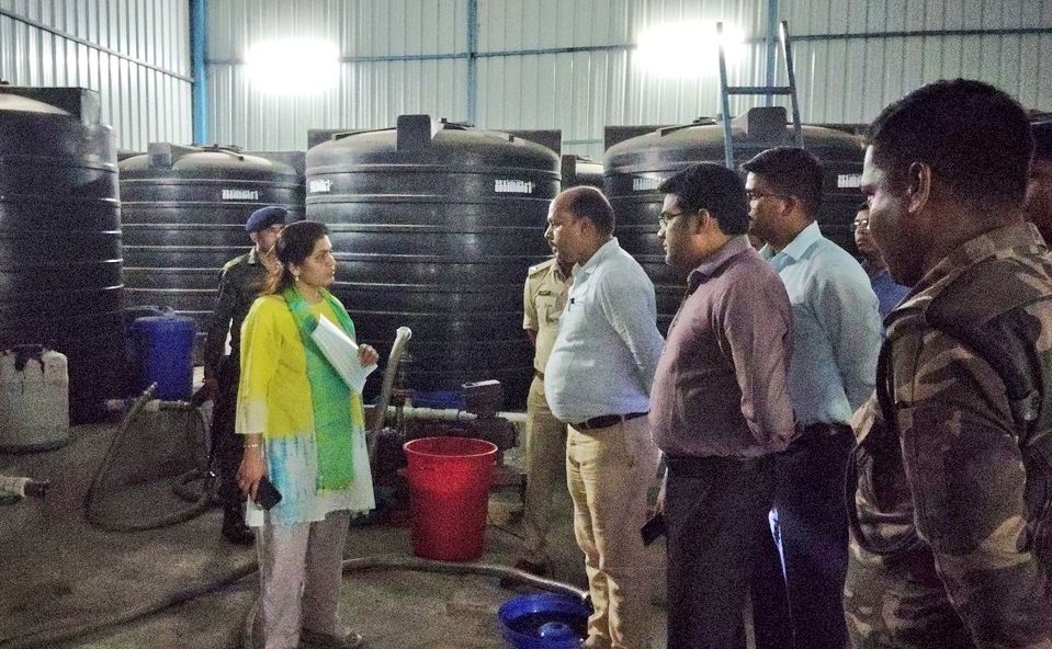 बोकारो उपायुक्त ने बालीडीह में पकड़ी गई अवैध विदेशी शराब की मिनी फैक्टरी का किया निरीक्षण