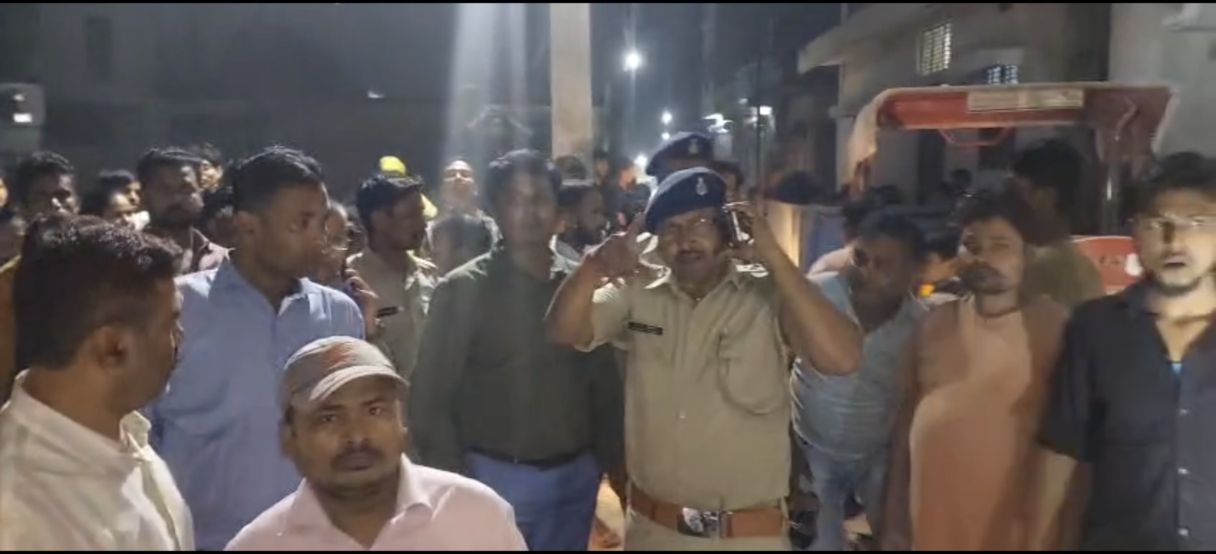 घर और दुकान से ढाई सौ से अधिक कालाबाजारी के घरेलू गैस सिलेंडर बरामद