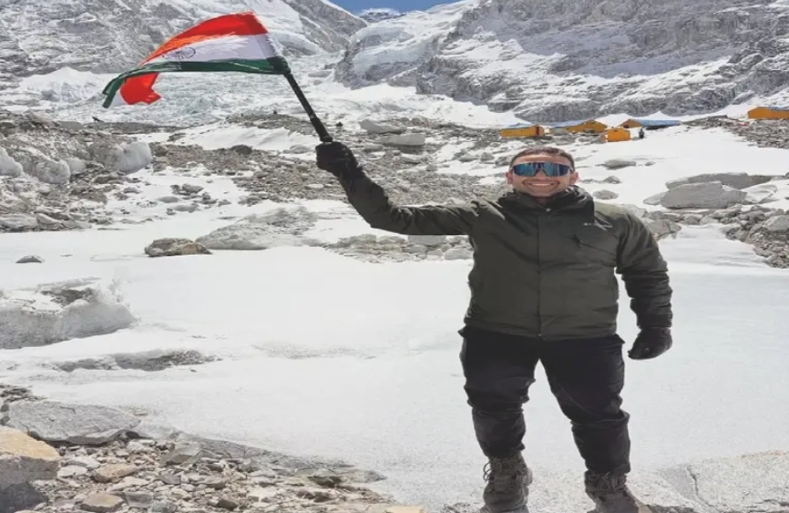 पूर्व विधायक कुणाल षाड़ंगी ने फतह किया माउंट एवरेस्ट बेस कैंप