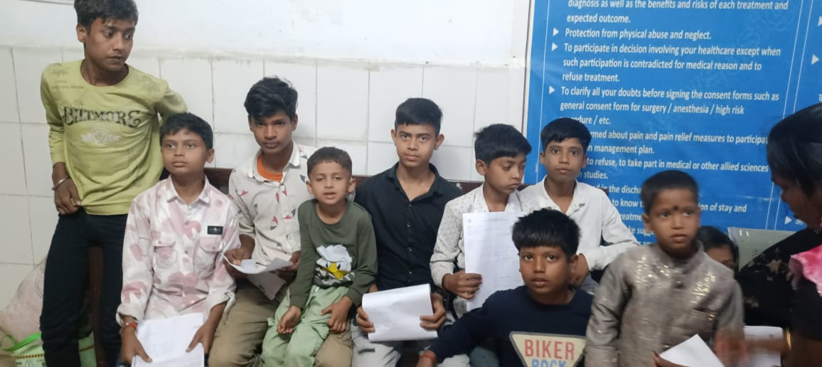 आइसक्रीम खाने से तीन महिलाओं और एक दर्जन बच्चों की तबीयत बिगड़ी
