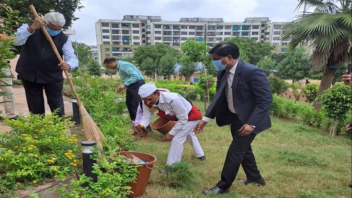 न्यायाधीशों व अधिकारी- कर्मचारियों ने हाथ में झाड़ू थाम की परिसर की सफाई