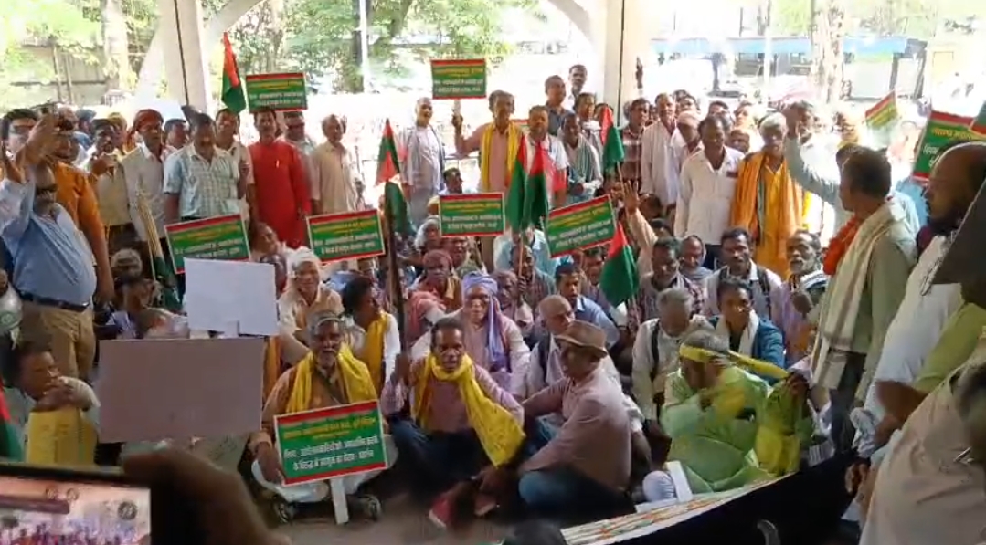 झारखंड आंदोलनकारियों के सम्मान की मांग को लेकर विरोध प्रदर्शन, प्रशासन पर उपेक्षा का लगाया आरोप