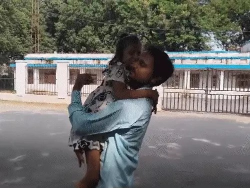 छत्तीसगढ़ में महिला शिक्षक की सजा से छात्रा अपने पैराें नहींं हाे पा रही खड़ी
