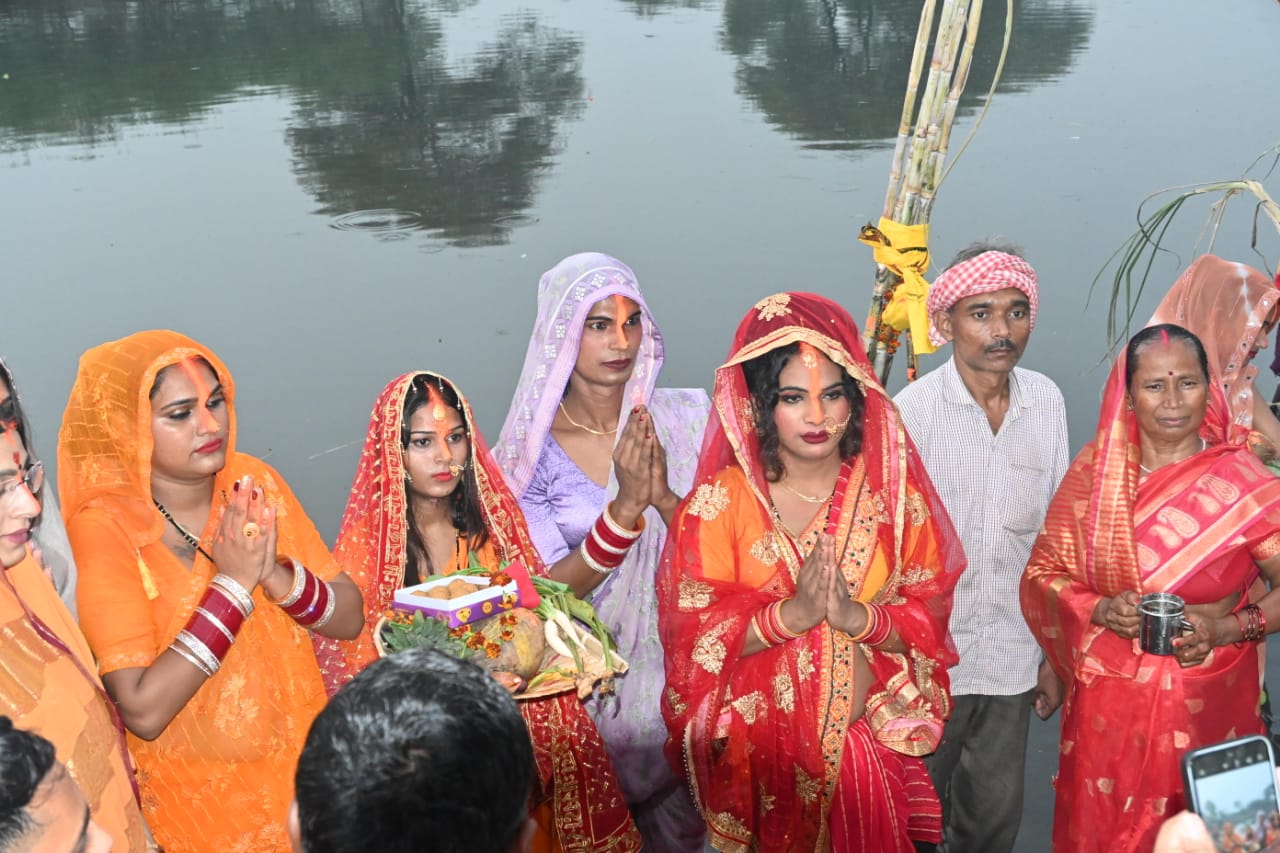डाला छठ पर्व पर काशी में किन्नर समाज ने वीर जवानों की सलामती के लिए छठ माता से की प्रार्थना