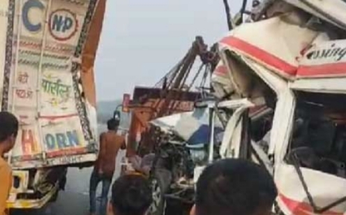 लखनऊ एक्सप्रेस वे पर कंटेनर से टकराई बस, 3 की मौत, 12 घायल