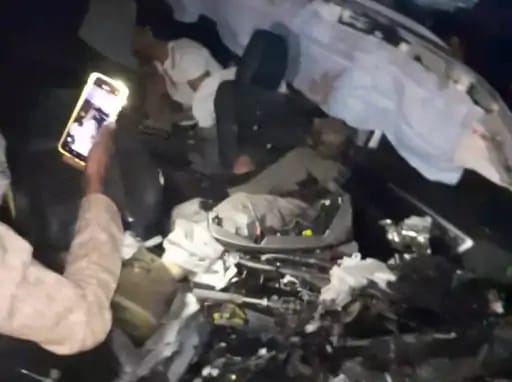 सड़क पर खड़े ट्रक से टकराई तेज रफ्तार फॉर्चूनर कार ,दो की मौत एक गम्भीर