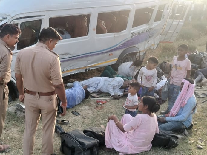आगरा शादी में जा रही रिश्तेदारों से भरी बस ट्रक से टकराई, 22 घायल
