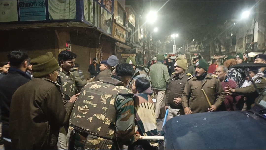 जबलपुर में सामाजिक टिप्पणी के आरोप पर बवाल , भीड़ से आरोपी को बचाने पुलिस को करना पड़ा लाठी चार्ज