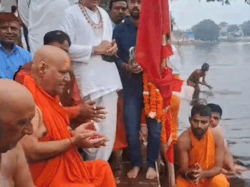 पुष्कर मेला : ब्रह्म चतुर्दशी पर संतों का शाही स्नान, वैदिक मंत्रोच्चार से गूंजा सरोवर तट
