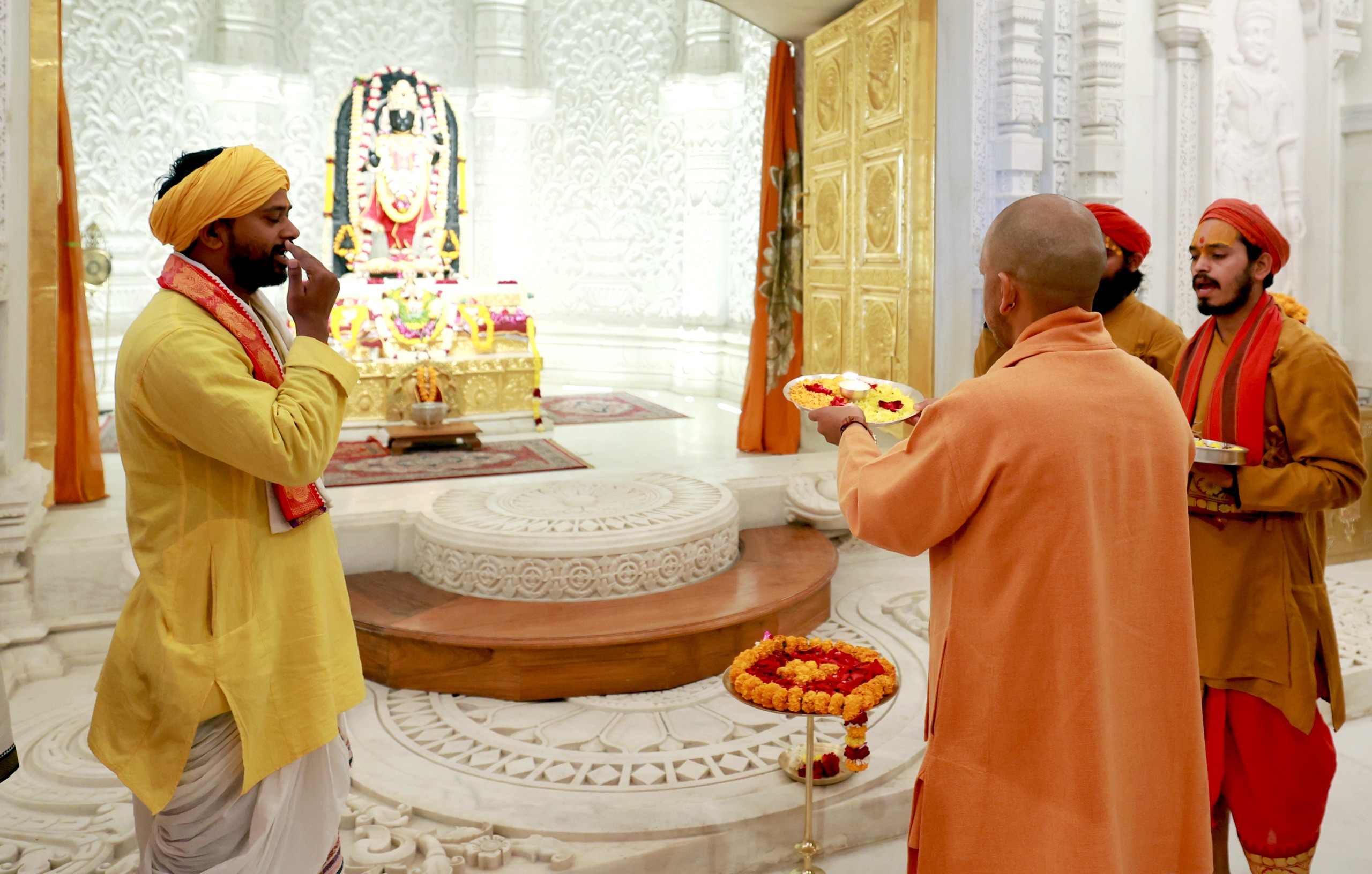 मुख्यमंत्री योगी आदित्यनाथ ने श्रीरामजन्म भूमि मंदिर एवं हनुमानगढ़ी मंदिर में किया दर्शन पूजन