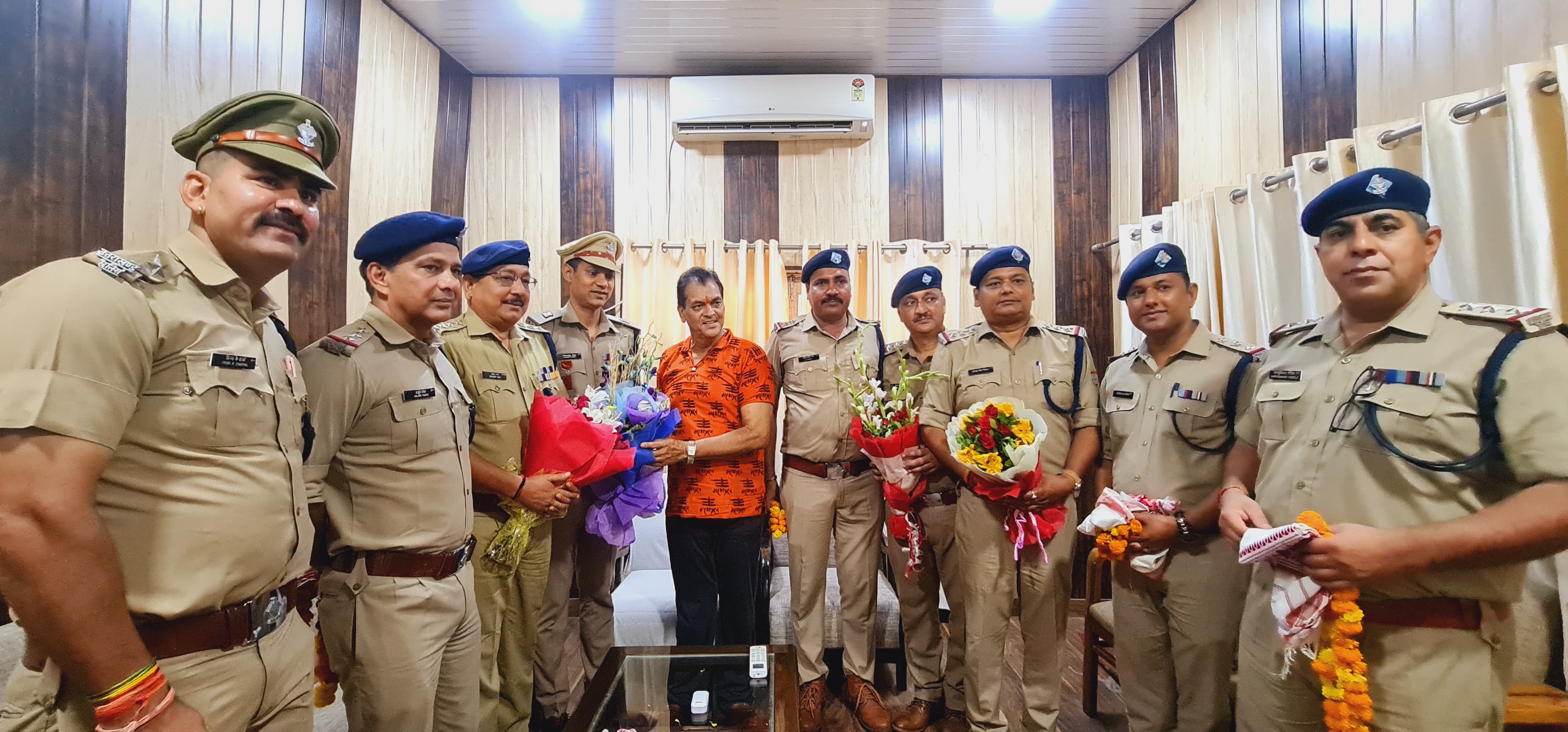 शहरी विकास मंत्री ने पुलिस कर्मियों को किया सम्मानित