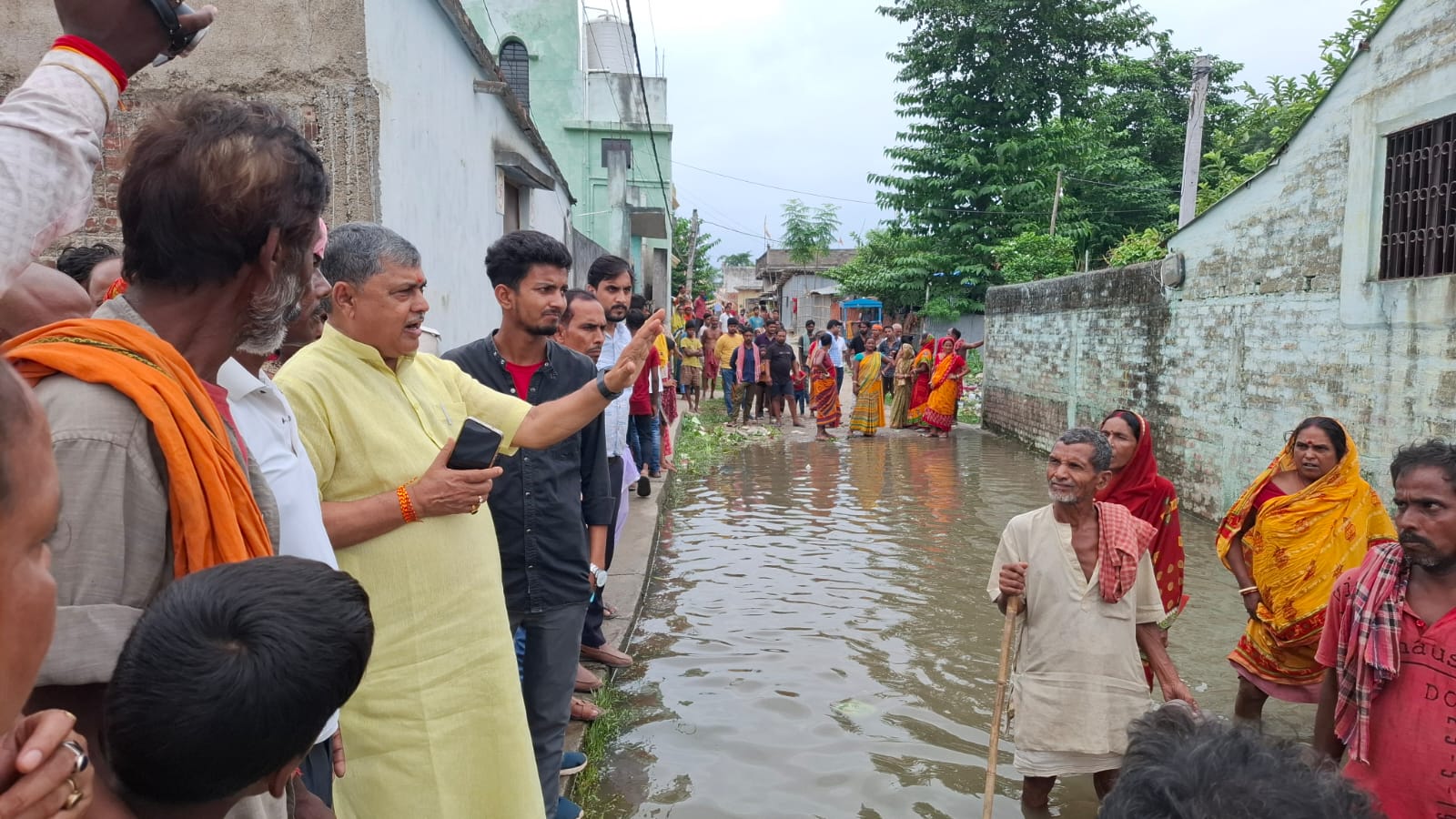 बिहार में पूर्णिया शहर के कई मोहल्ले में घुसा बाढ़ का पानी