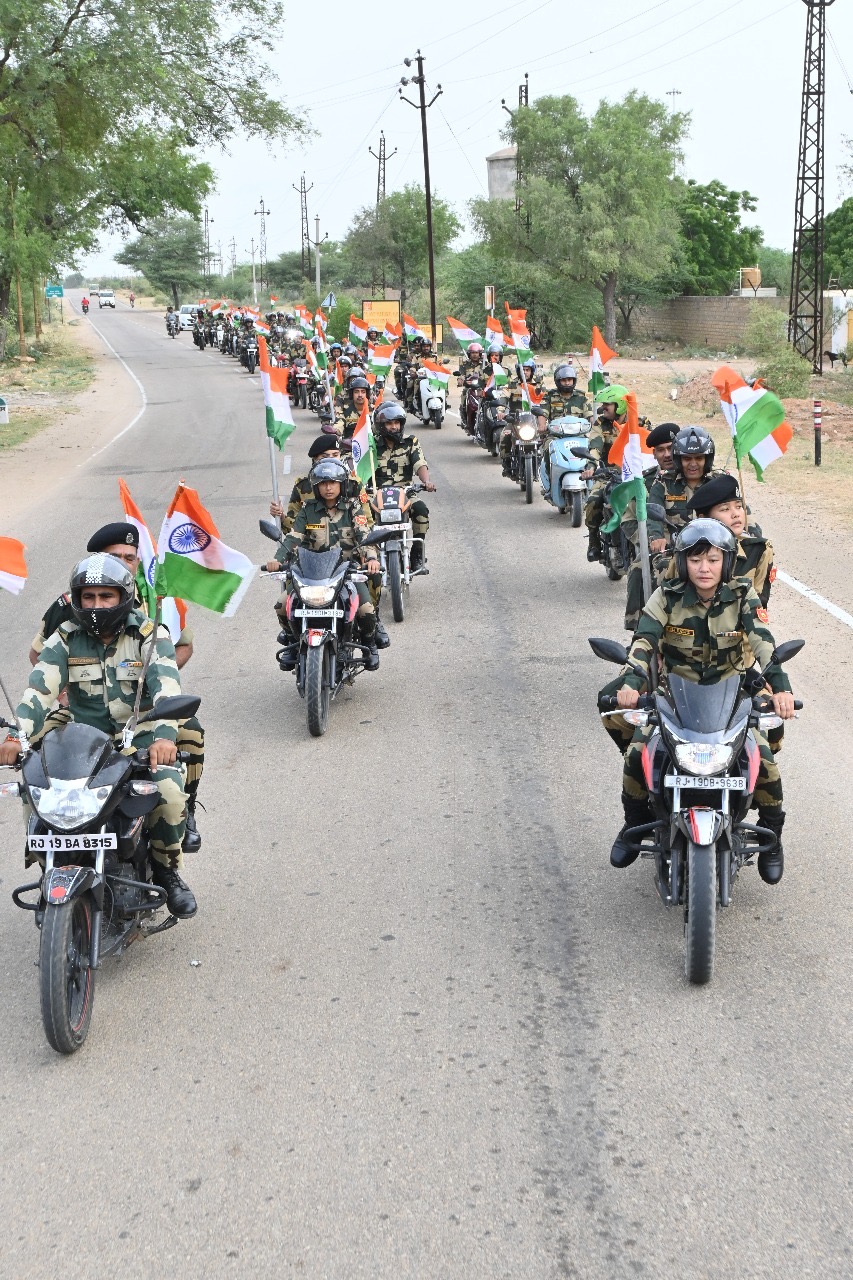 सीमा सुरक्षा बल के जवानों ने जैसलमेर में तिरंगा यात्रा निकाल आमजन में देश भक्ति की लौ जलाई