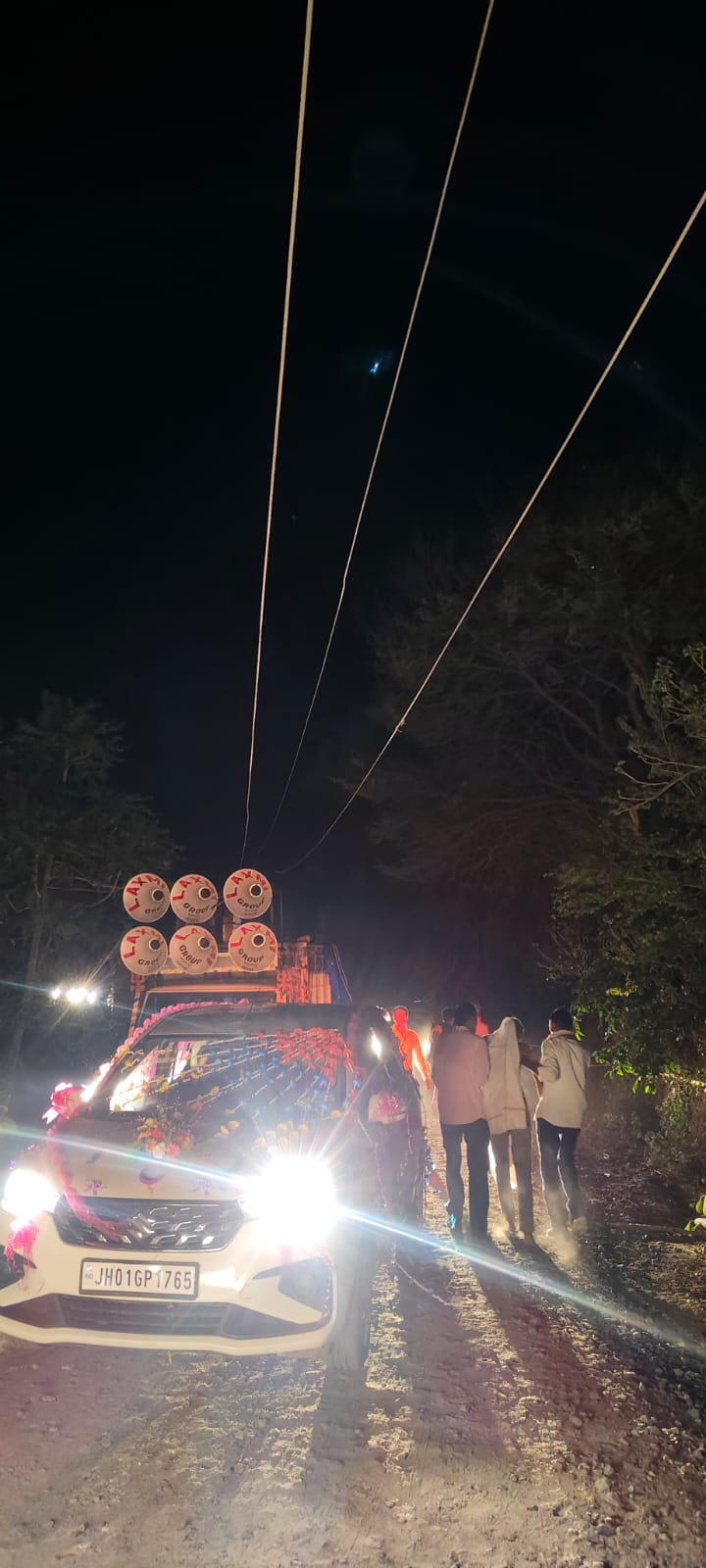हाई वोल्टेज तार की चपेट में आने से बस की छत पर बैठे चार बाराती झुलसे