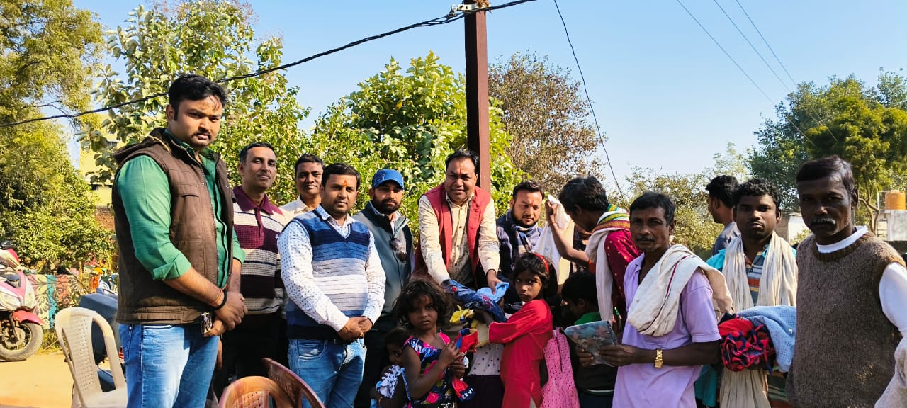 शीतलहर में मानवता की मिसाल: जनचेतना कल्याण मंच ने 101 जरूरतमंदों को बांटे गर्म कपड़े