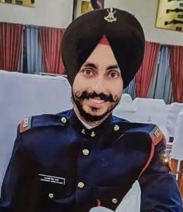 शहीद कैप्टन करमजीत सिंह बक्शी का पार्थिव शरीर पहुंचा रामगढ़, लोगों ने दी श्रद्धांजलि
