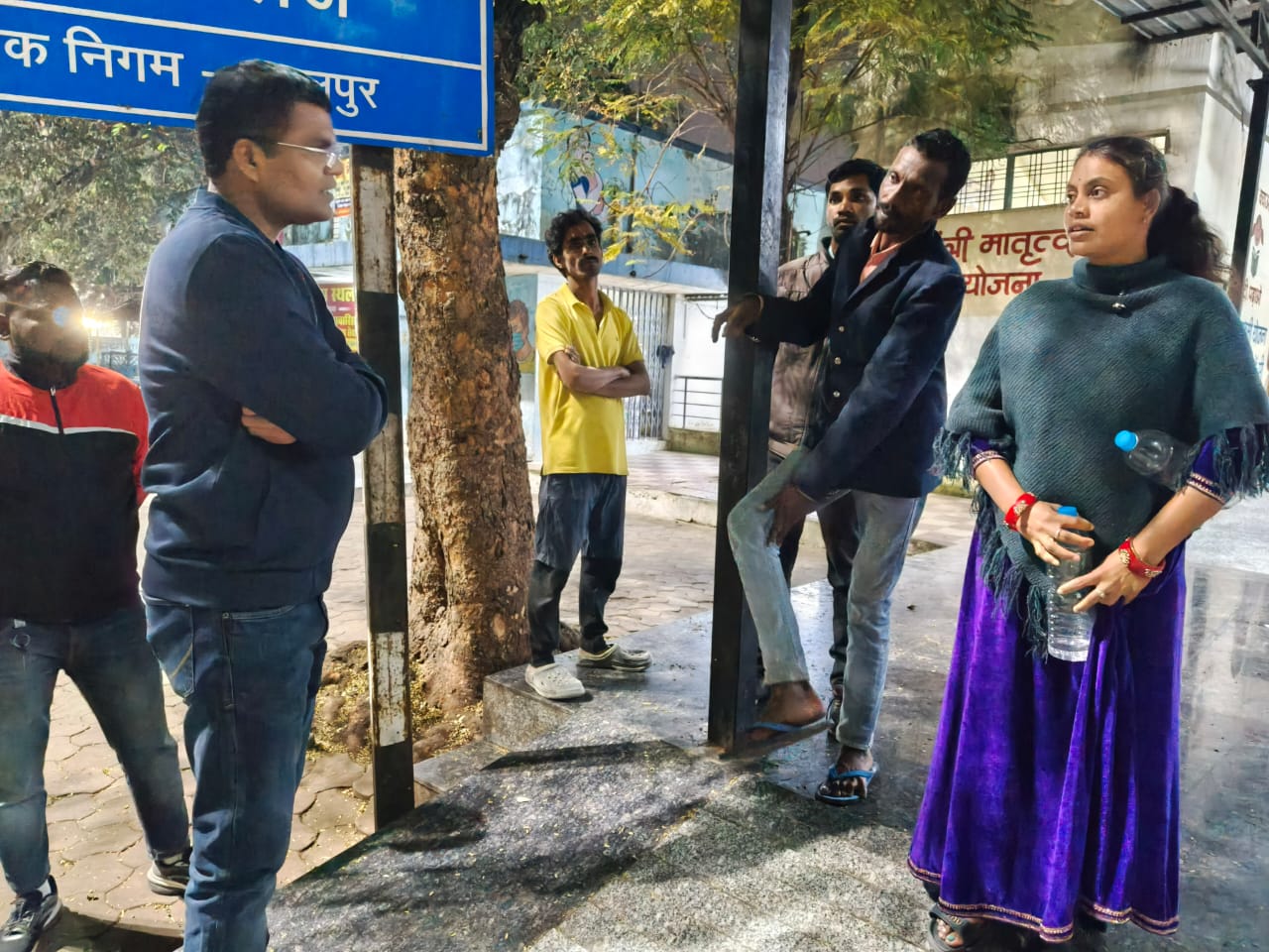 देर रात मेडिकल रैन बसेरा का औचक निरीक्षण, निराश्रित और मरीजों के बीच पहुंचे निगमायुक्त
