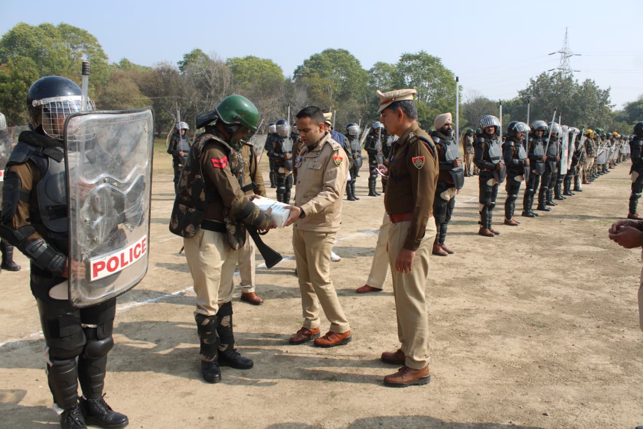 फतेहाबाद पुलिस ने मॉक ड्रिल में किया दंगाें से निपटने का अभ्यास