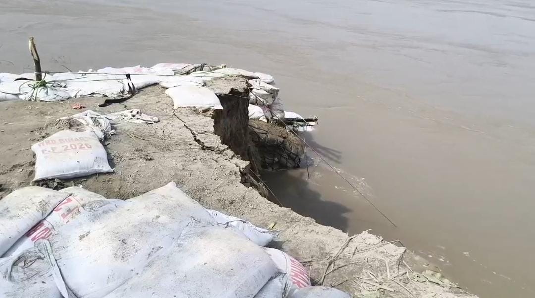 खरीक के राघोपुर में कटाव की रफ्तार तेज, रेलवे लाइन की ओर बढ़ते खतरे से स्थिति संवेदनशील
