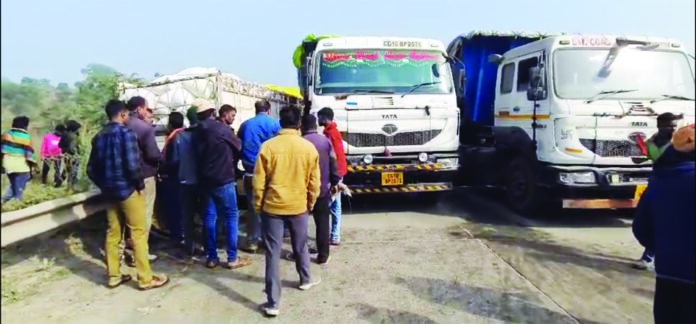 कोरबा: पिकअप-ट्रेलर में भिड़ंत, 80 बोरी चावल बरामद, चालक-हेल्पर फरार