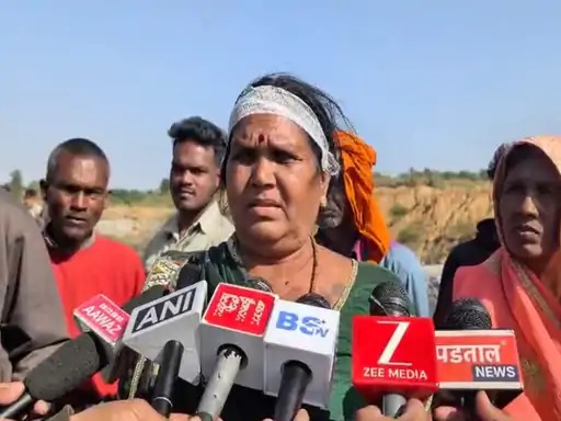 अंबिकापुर : अमेरा ओपनकास्ट कोल खदान विस्तार पर बवाल, पुलिस-ग्रामीणों में भीषण पथराव, 25 पुलिसकर्मी व कई ग्रामीण जख्मी