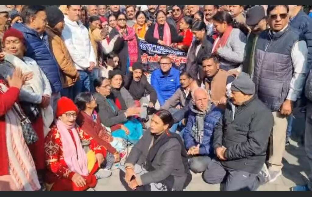 बांग्लादेश में अल्पसंख्यक हिंदुओं पर हो रहे अत्याचार के विरोध में कांग्रेस का धरना, राष्ट्रपति को भेजा ज्ञापन