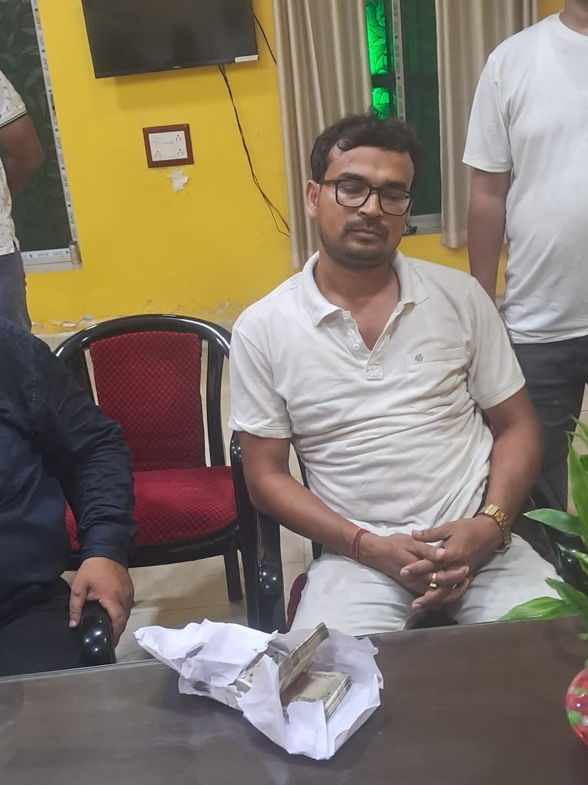 नाजिरगंज पुलिस चौकी का कांस्टेबल 1 लाख की रिश्वत लेते गिरफ्तार