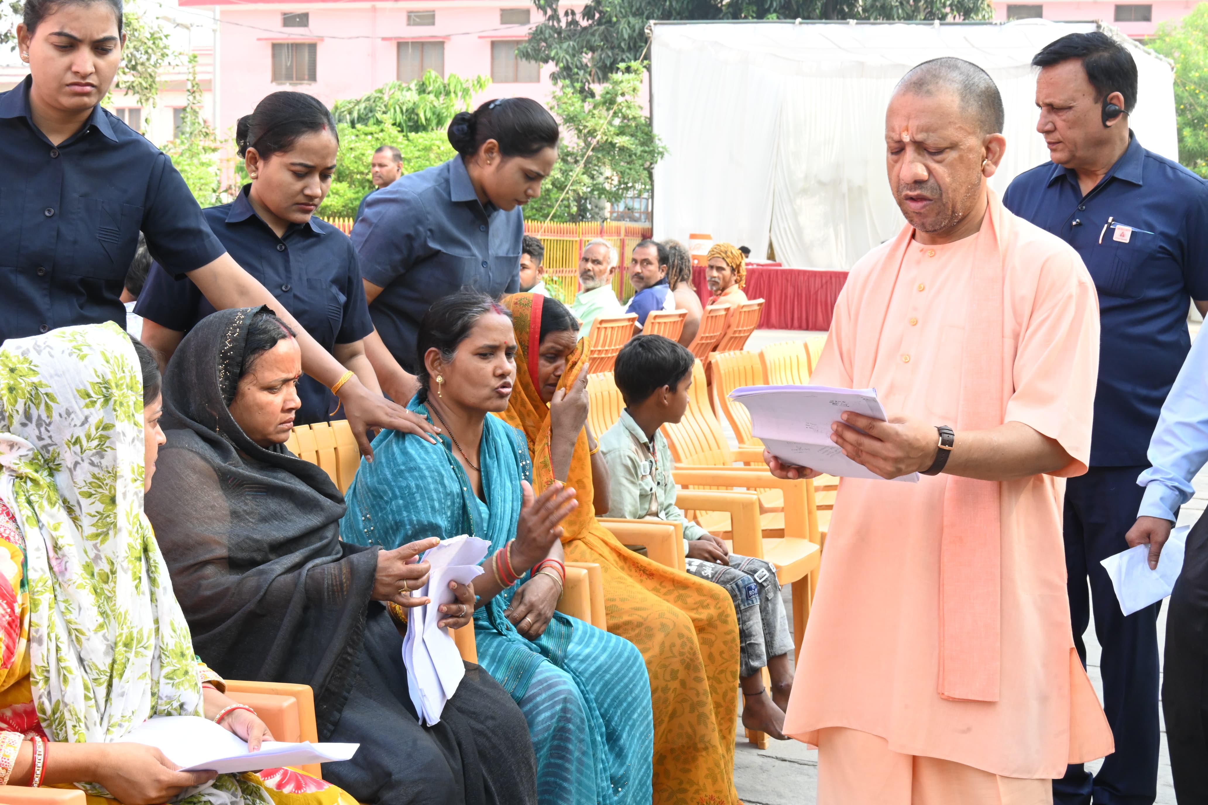 जन समस्याओं का त्वरित समाधान कराएं अधिकारी : मुख्यमंत्री याेगी