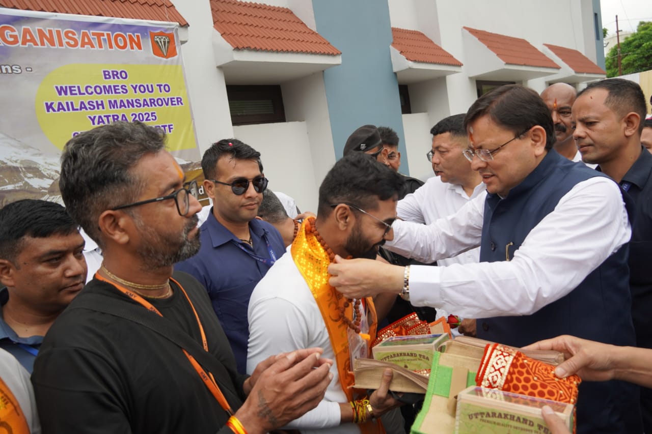 मुख्यमंत्री ने टनकपुर से कैलाश मानसरोवर यात्रा के पहले दल को हरी झंडी दिखाकर किया रवाना