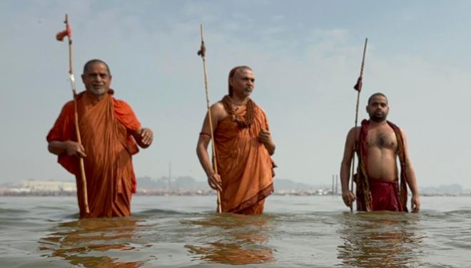 मौनी अमावस्या पर तीन जगद्गुरु शंकराचार्यों ने एक साथ संगम में लगाई डुबकी
