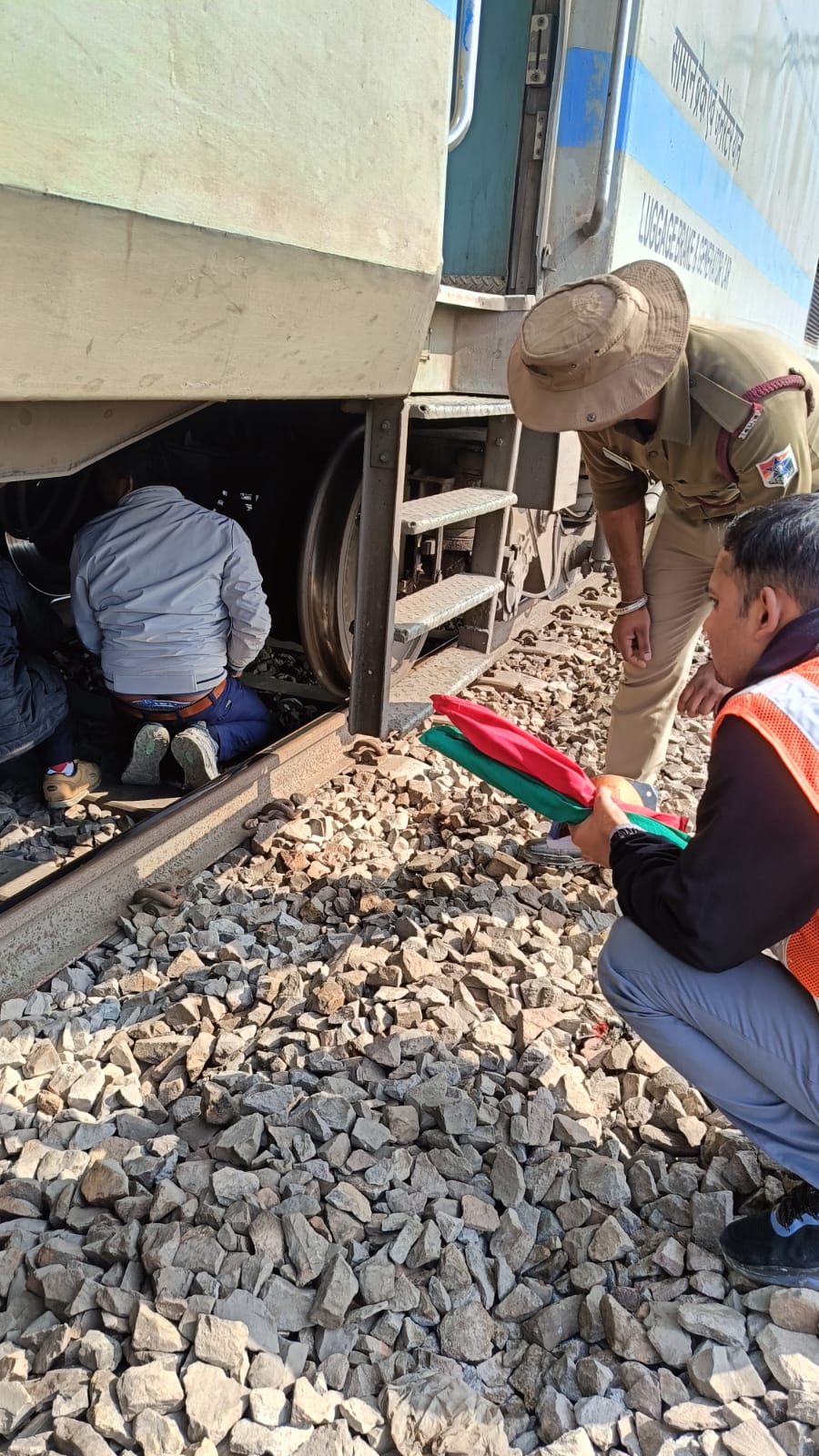 सीमांचल एक्सप्रेस ट्रेन में ब्रेक बाइंडिंग से उठा धुआं, यात्रियों में अफरा-तफरी