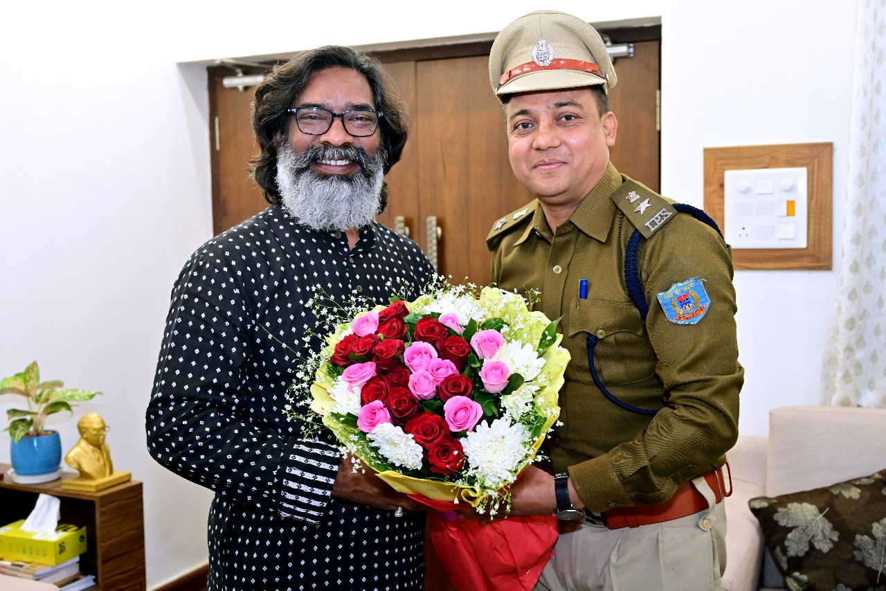 मुख्यमंत्री हेमंत सोरेन से मिले रामगढ़ एसपी अजय कुमार, दी बधाई