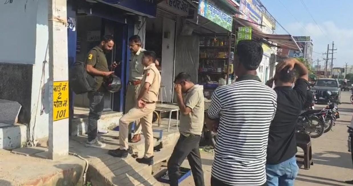 आठ मिनट में एटीएम उखाड़कर ले गए बदमाश, गार्ड को बनाया बंधक