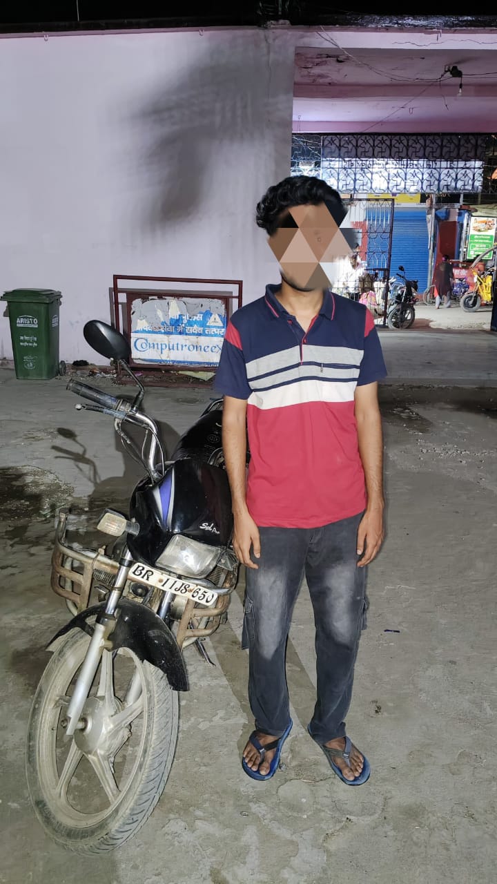 चोरी की बाइक के साथ भागने की कोशिश, पुलिस ने रंगे हाथ दबोचा