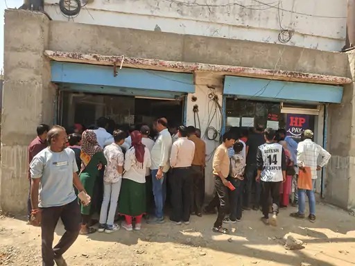 सरगुजा में गैस संकट गहराया: दोगुनी बुकिंग से बढ़ी किल्लत, होटलों में लकड़ी चूल्हे का सहारा