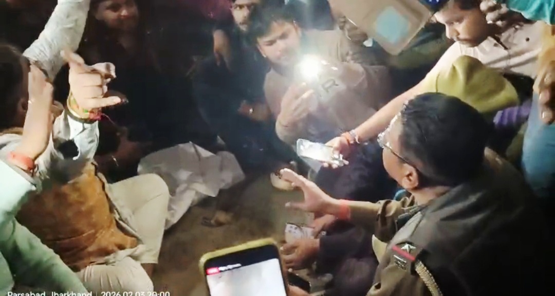 कोडरमा के परसाबाद बाजार में तनाव, ग्रामीणों ने किया सड़क जाम