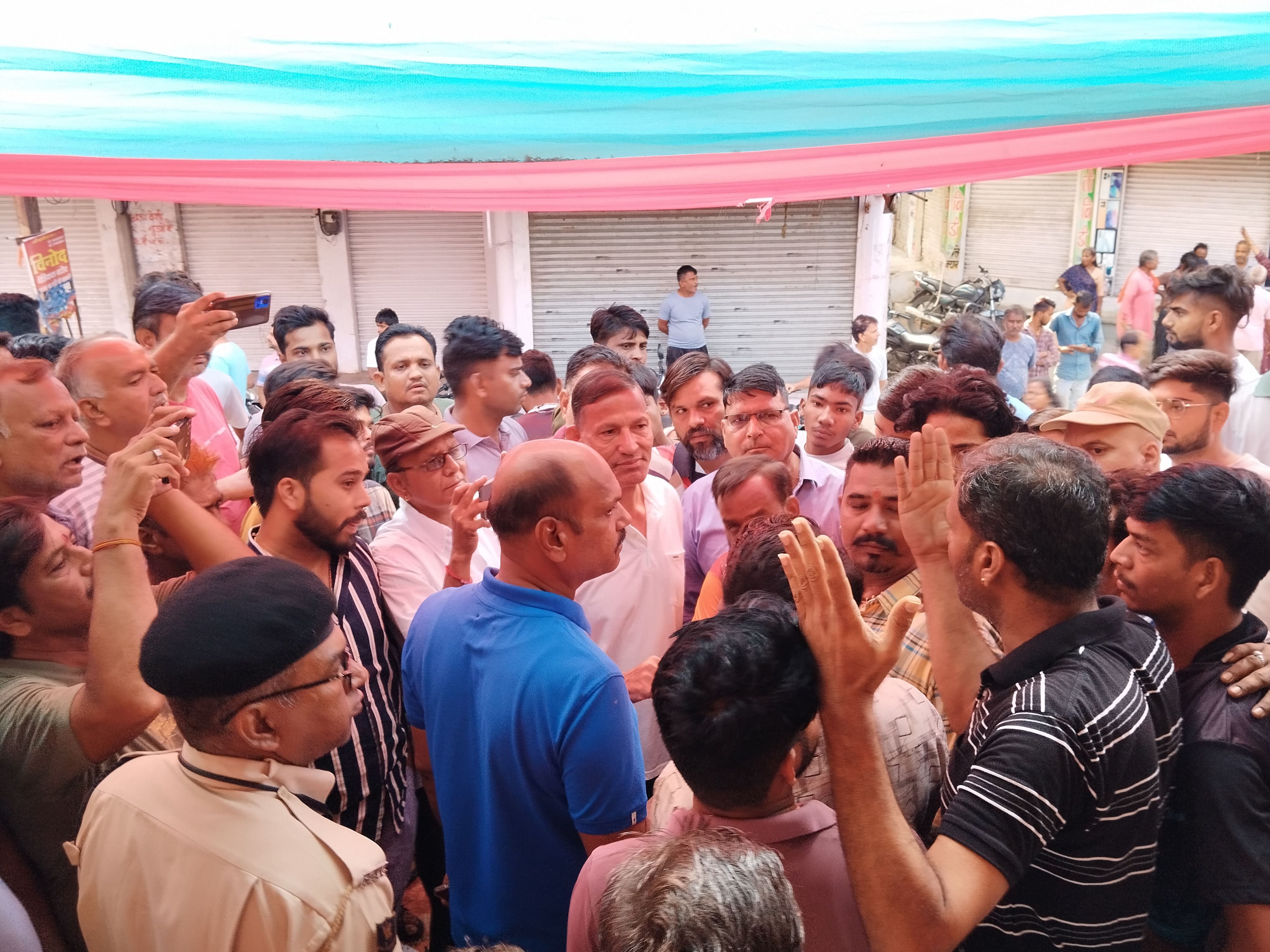 शाहपुरा में साम्प्रदायिक सौहार्द बिगाड़ने की कोशिश, गणपति पंडाल में मिले जानवरों के अवशेष से तनाव, बाजार बंद