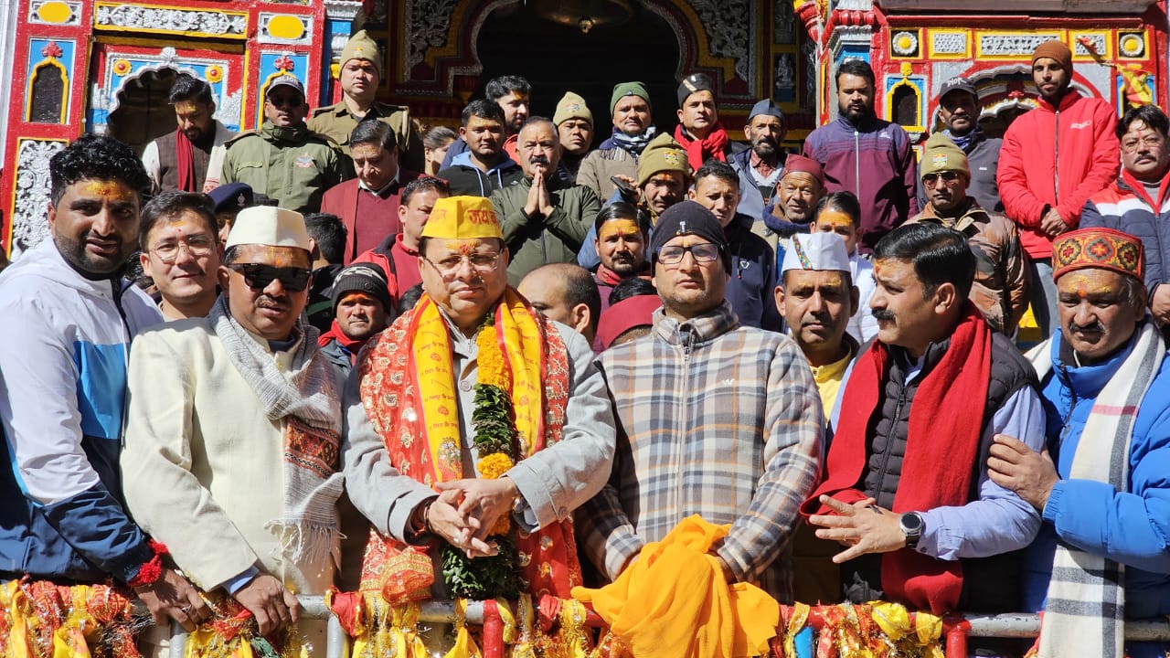 मुख्यमंत्री धामी पहुंचे बदरीनाथ, मंदिर में दर्शन कर देश प्रदेश की सुख समृद्धि की कामना की