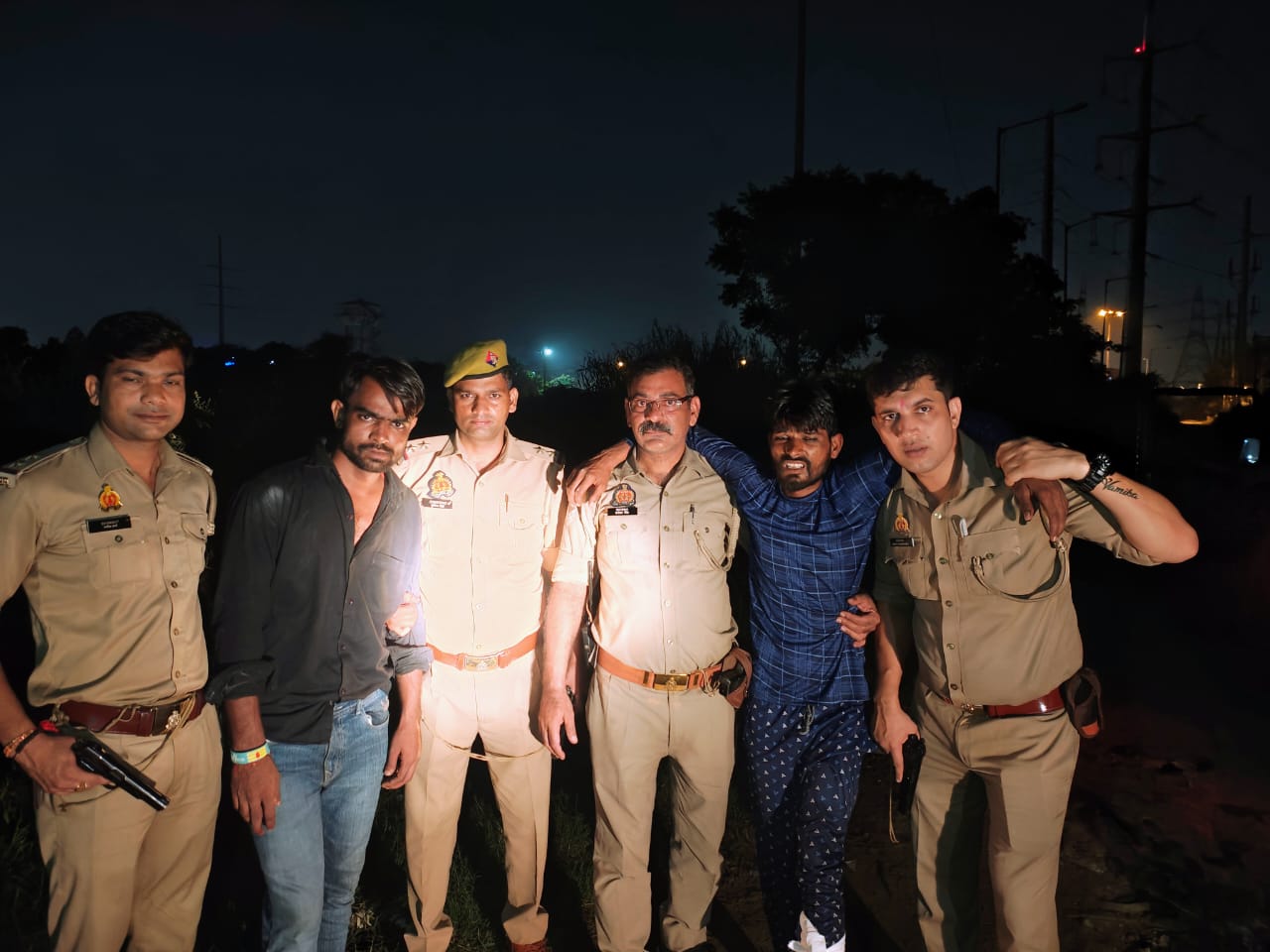 बुजुर्ग महिला के गले से चेन लूटने वाला लुटेरा पुलिस मुठभेड़ में लंगड़ा, साथी भी दबोचा