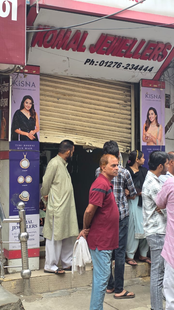 बहादुरगढ़ में ज्वैलर्स की दुकान का शटर उखाड़कर लाखों के आभूषण चोरी