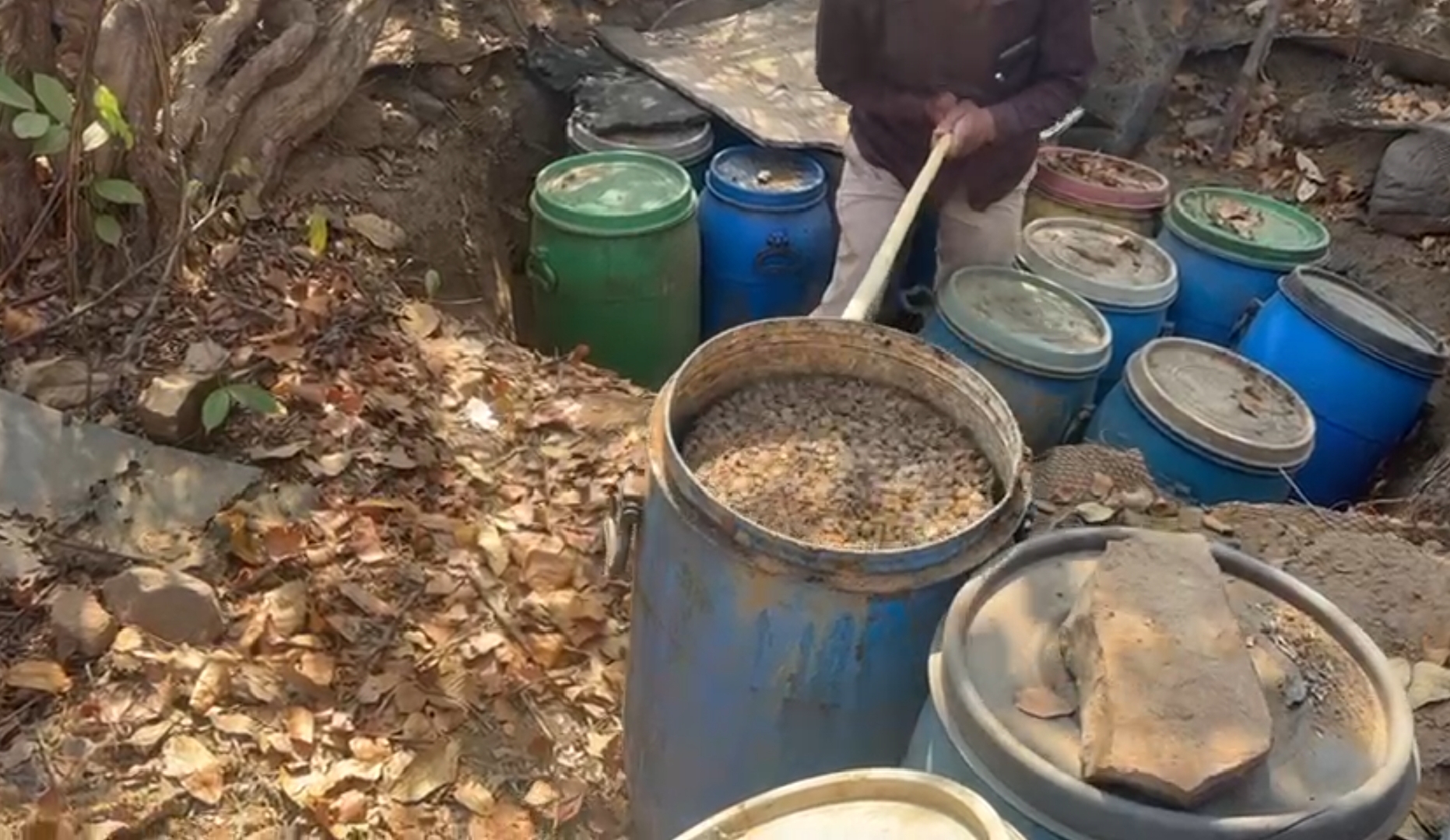 धमतरी जिले में 110 लीटर अवैध महुआ शराब और 25 सौ किलो महुआ लाहन जब्त
