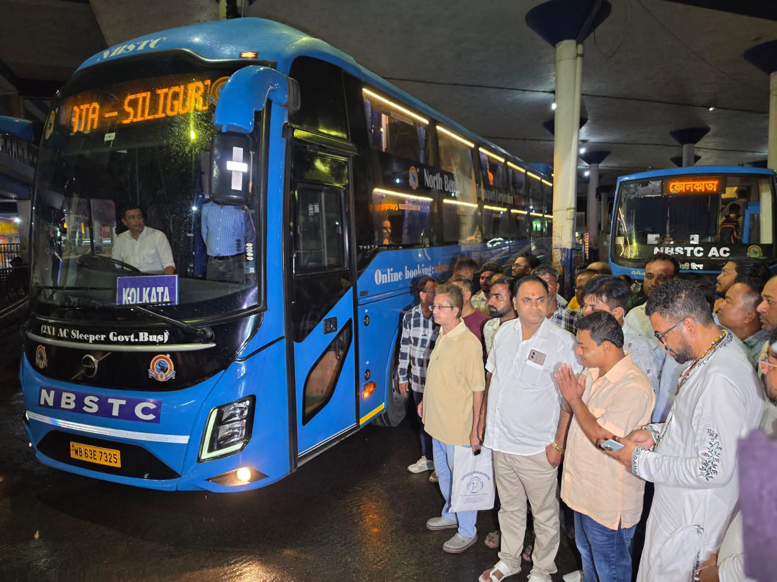 रेल सेवा बाधित होने से बढ़ी परेशानी, फरक्का में यात्रियों के लिए बसें तैनात