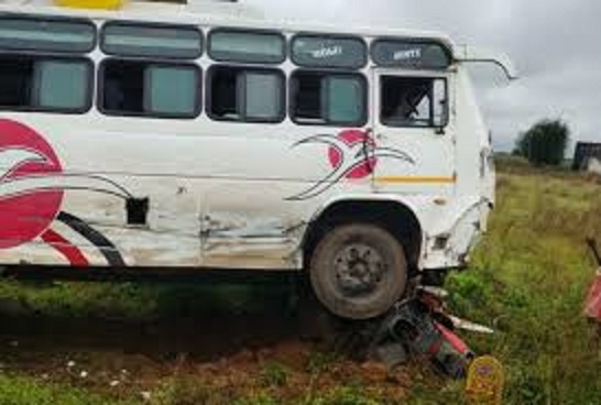 मुरैना: बस और ट्रैक्टर की आमने-सामने से भिड़ंत, ट्रैक्टर के उड़े परखच्चे