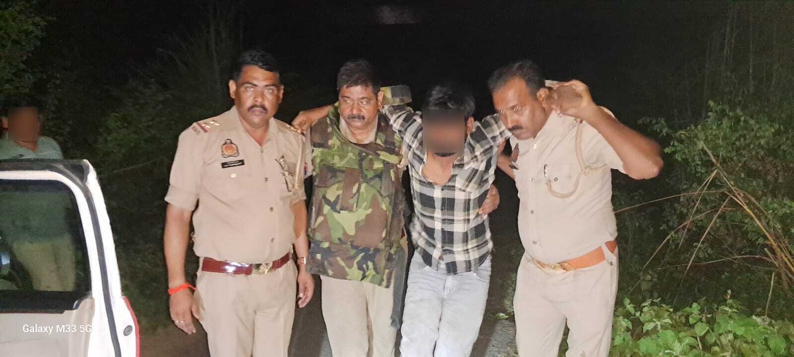 पुलिस मुठभेड़ में इटावा के तीन लुटेरे गिरफ्तार, गोली लगने से तीनाें घायल