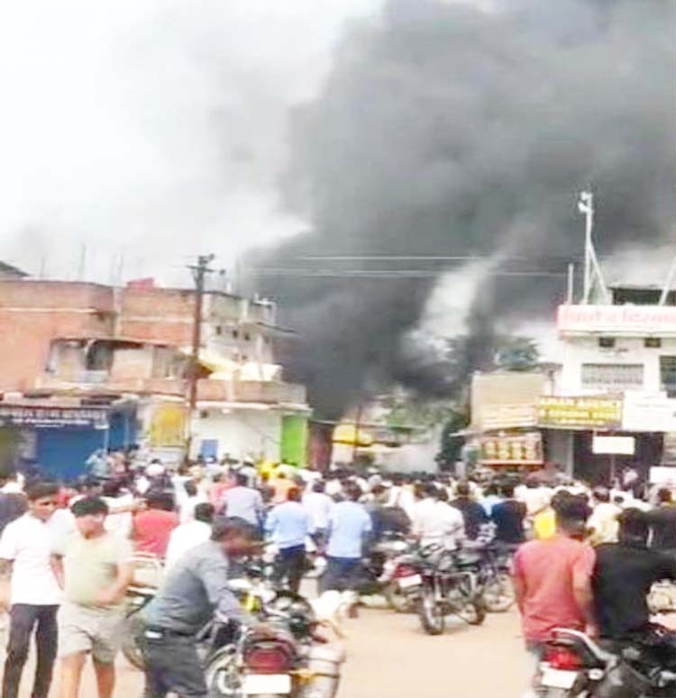 प्रधान आरक्षक की पत्‍नी व बेटी की हत्‍या मामले में लाेगाें ने आरोप‍ित का जलाया घर, व्‍यापार‍ियों ने बंद क‍िया बाजार