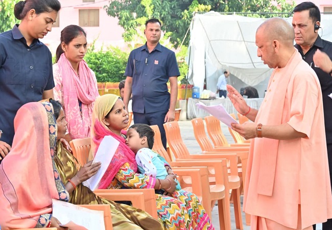 घबराइए मत, सबकी समस्या का समाधान सरकार की प्राथमिकता : सीएम योगी